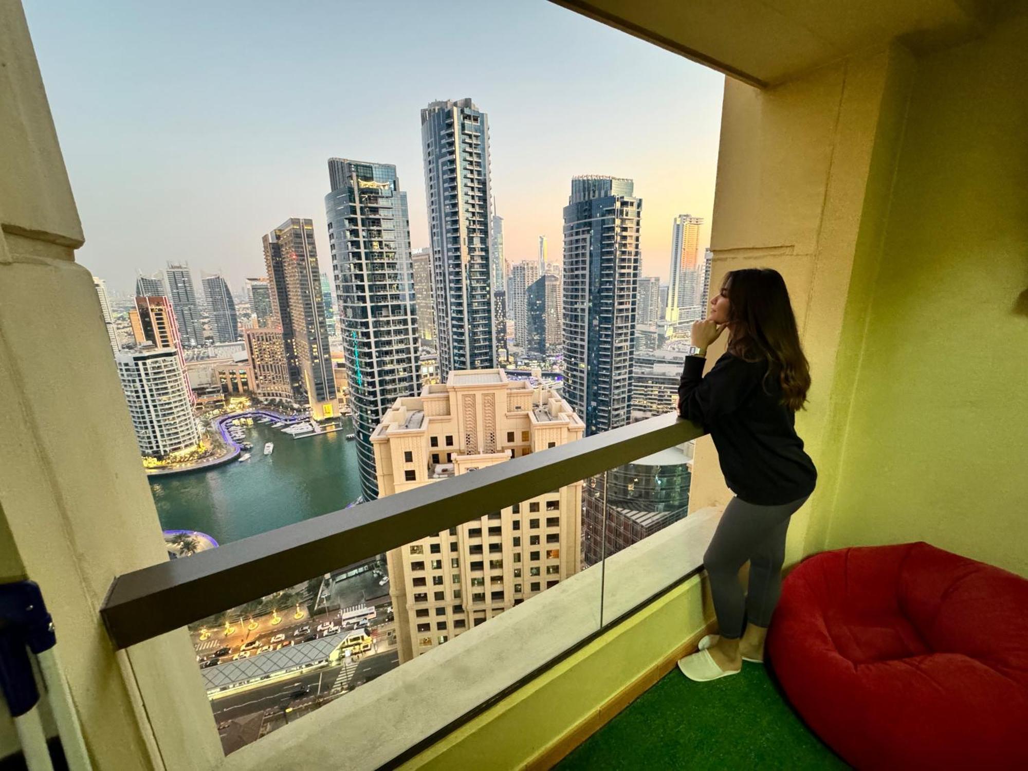 Berloga Capsule Jbr Albergue Dubái Exterior foto